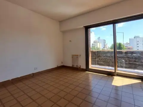 Caseros centro. Departamento monoambiente con balcón