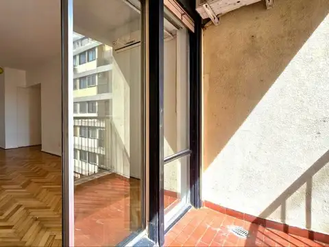 PISO 10 al frente sobre Libertador con balcón