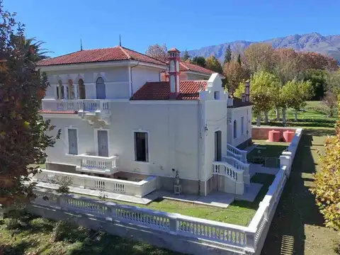 Casa 16 ambientes con 9 baños