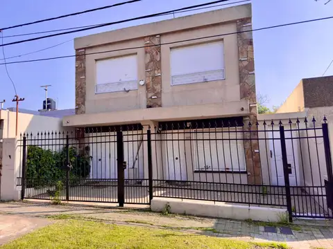 Los Aromos 300, Baigorria, casa 3 dormitorios, mas departamento. Excelente estado, 300 m2.