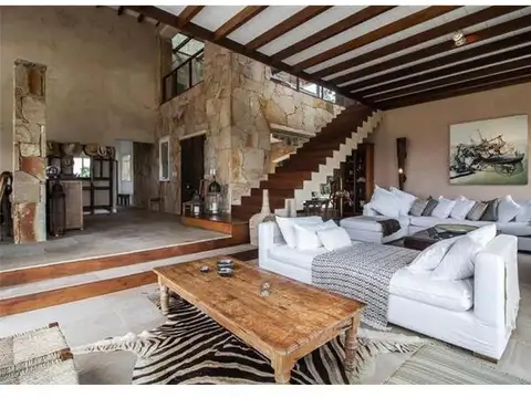 Casa 6 ambientes con 5 baños