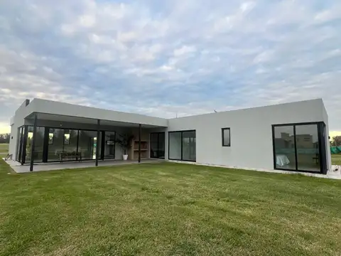 Casa 4 ambientes con piscina, sobre  lote de 1225 m2