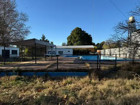 Casa con quincho   sobre  Rucanelo 3663