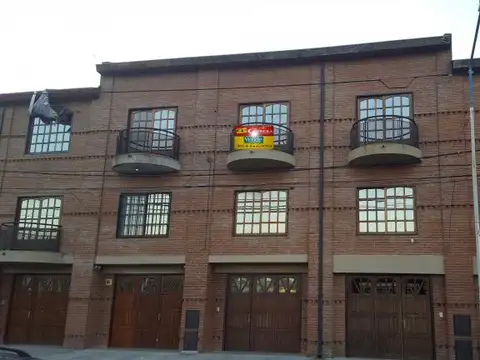 TRIPLEX 4AMB C/COCHERA M CORONADO