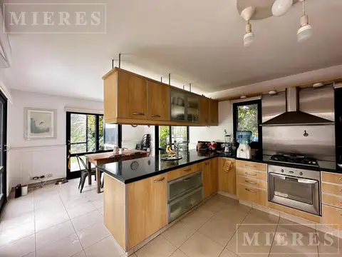 Casa en venta con renta en El Establo