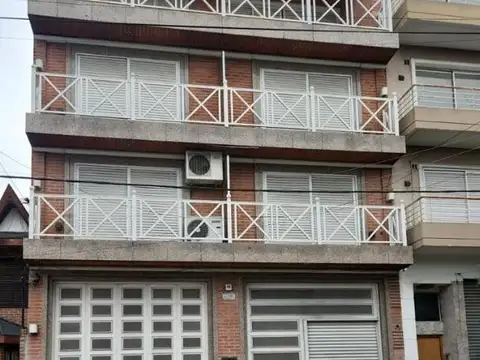 Importante deposito con departamentos posibilidad alquiler