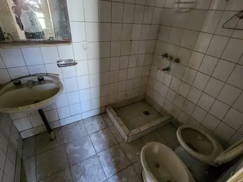 Casa en venta o alquiler con 2 Locales en la Reja  234m2