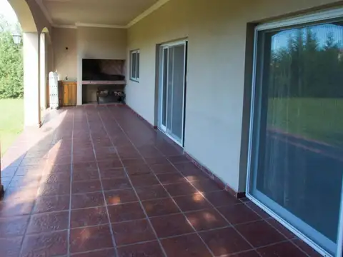 Casa 5 ambientes con 3 baños