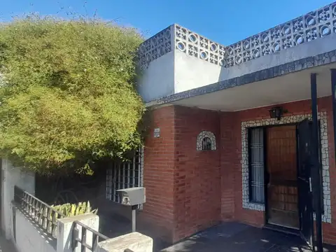 CASA AMERICANA DE 4 AMBIENTES CON FONDO.