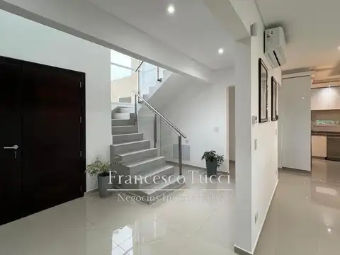 Casa en Venta con 2 cocheras