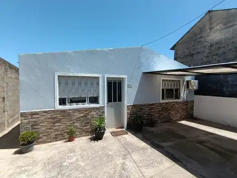 Casa remodelada con fondo y cochera 2 dormitorios