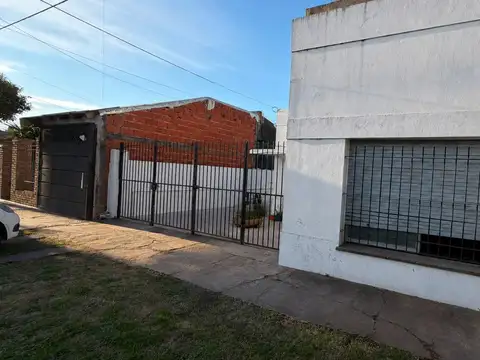 Casa en venta 2 dormitorios, Los Hornos, Cochera y Patio