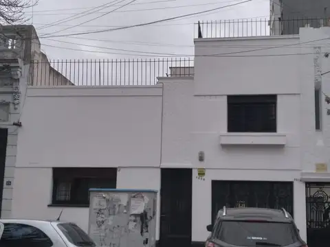 CASA  CUATRO  DORMITORIOS CON COCHERA - EXCELENTE CALIDAD CONSTRUCTIVA