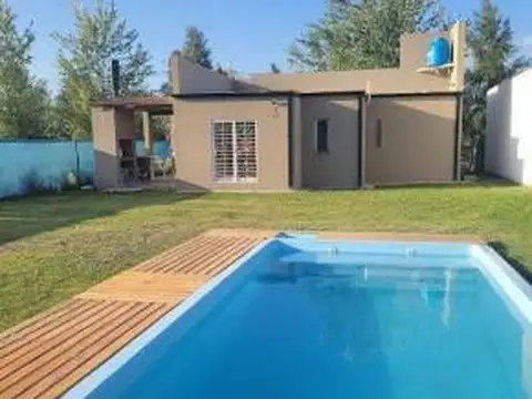 Casa con jardín y pileta en Roldan