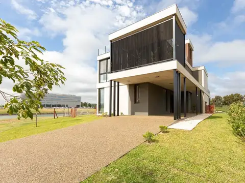 Casa 5 ambientes con 4 baños