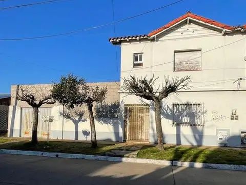 VENTA CASA 3 AMBIENTES CON PARQUE - APTO CREDITO -