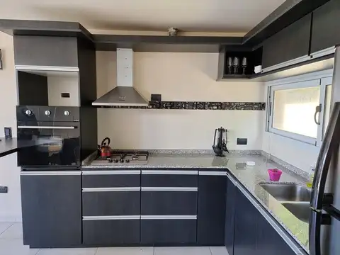 Casa 6 ambientes con 2 baños