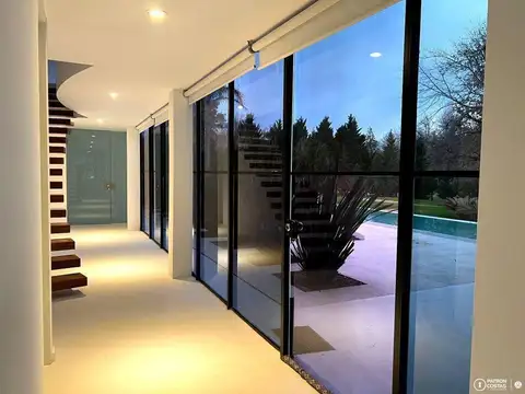 Casa 9 ambientes con 5 baños