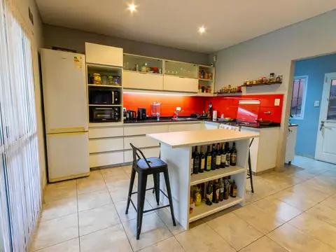 Casa en Venta con 2 cocheras