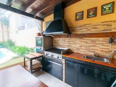 CASA 4 AMB EN VENTA C/PARQUE Y PILETA EN BANFIELD