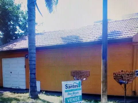 CHALET 4 AMBIENTES AMPLIO 250 MTS2 APROX. QUINCHOCON PARRILLA Y LAVADERO Y COCHERA  CASTELAR