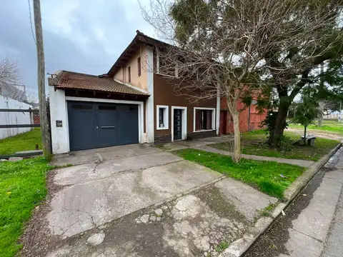 Casa 2 dormitorios en venta en La Plata cochera