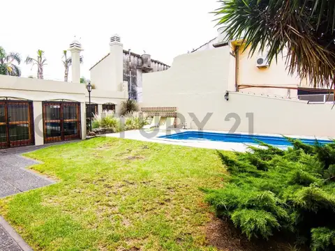 Venta Casa 6 ambientes en Castelar Norte con pileta