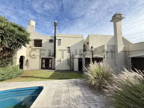 Venta Casa 6 ambientes en Castelar Norte con pileta