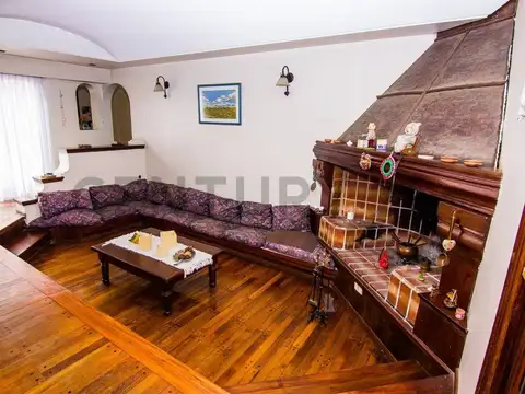 Venta Casa 6 ambientes en Castelar Norte con pileta