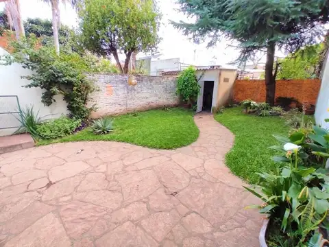 Casa 3 amb en Ramos Mejia con un excelente parque