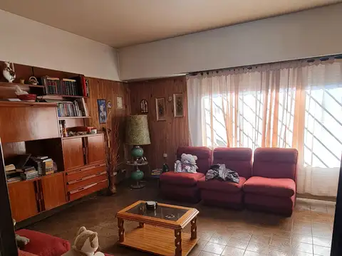 Casa 6 ambientes con 2 baños