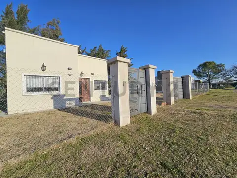 Venta casa 3 ambientes con pileta. Lujan