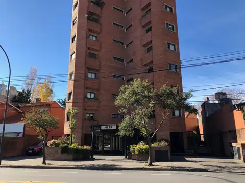 Departamento de 5 ambientes con cochera y dependencia de servicio en venta en La Lucila