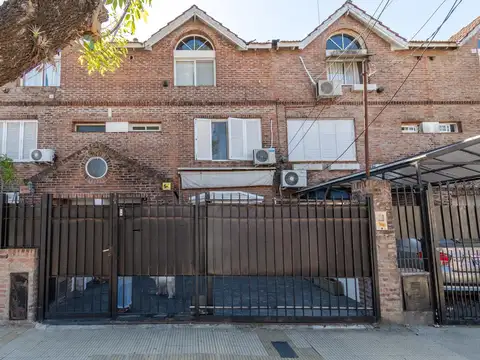 Impecable dúplex en venta con patio y cochera ubicado en Olivos, Vicente López.