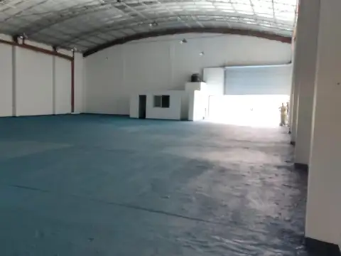 Venta de Importante Galpón con pocos años de construcción!.