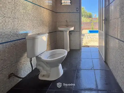 VENTA - Quincho/Casa con parrillero jardín y piscina - Ibarlucea.