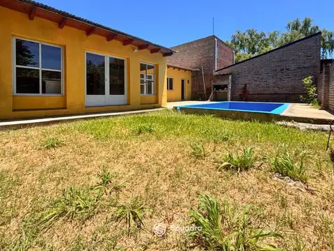 VENTA - Quincho/Casa con parrillero jardín y piscina - Ibarlucea.