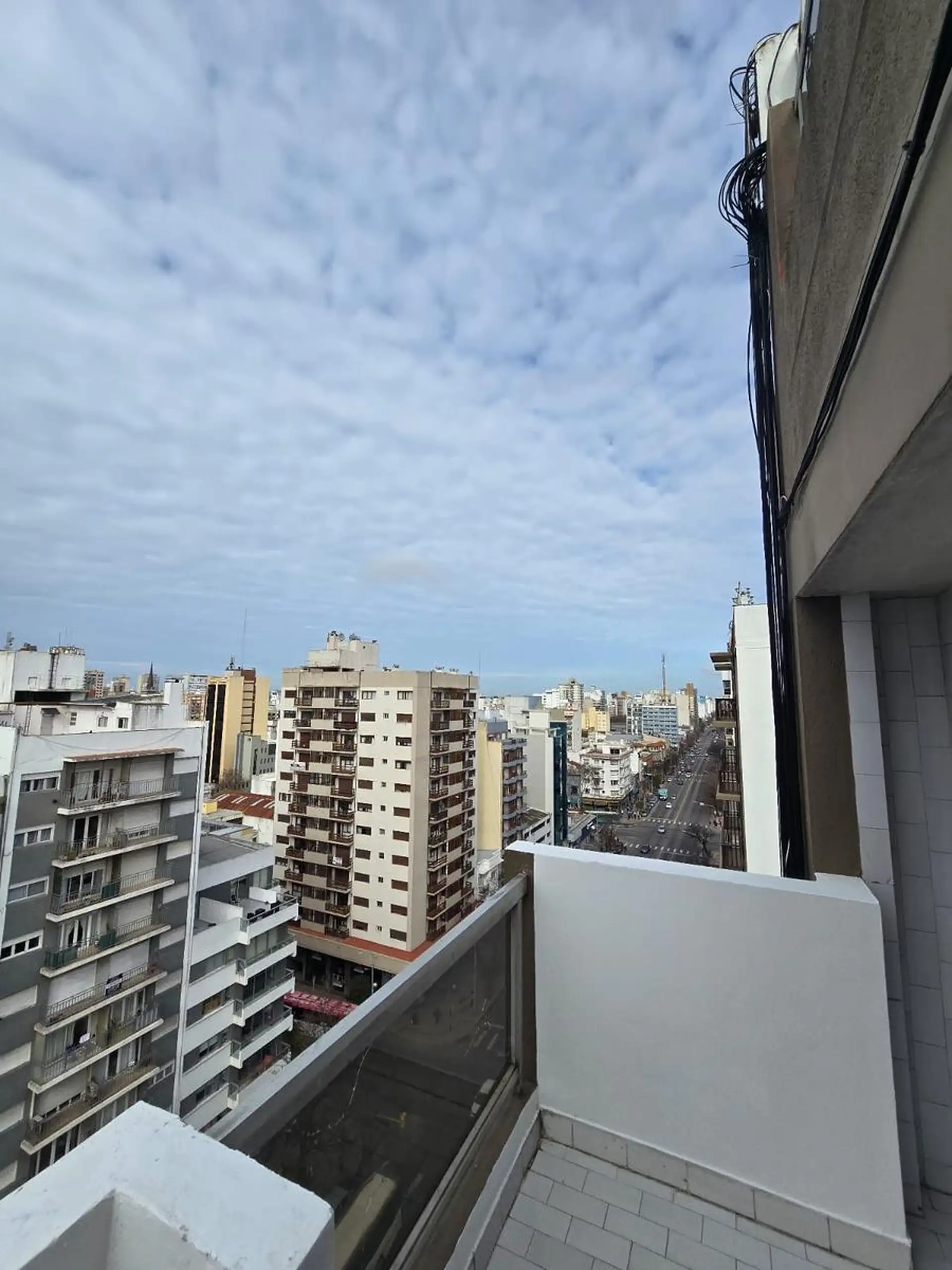 DOS AMBIENTES A LA CALLE CON BALCON Y COCHERA FIJA