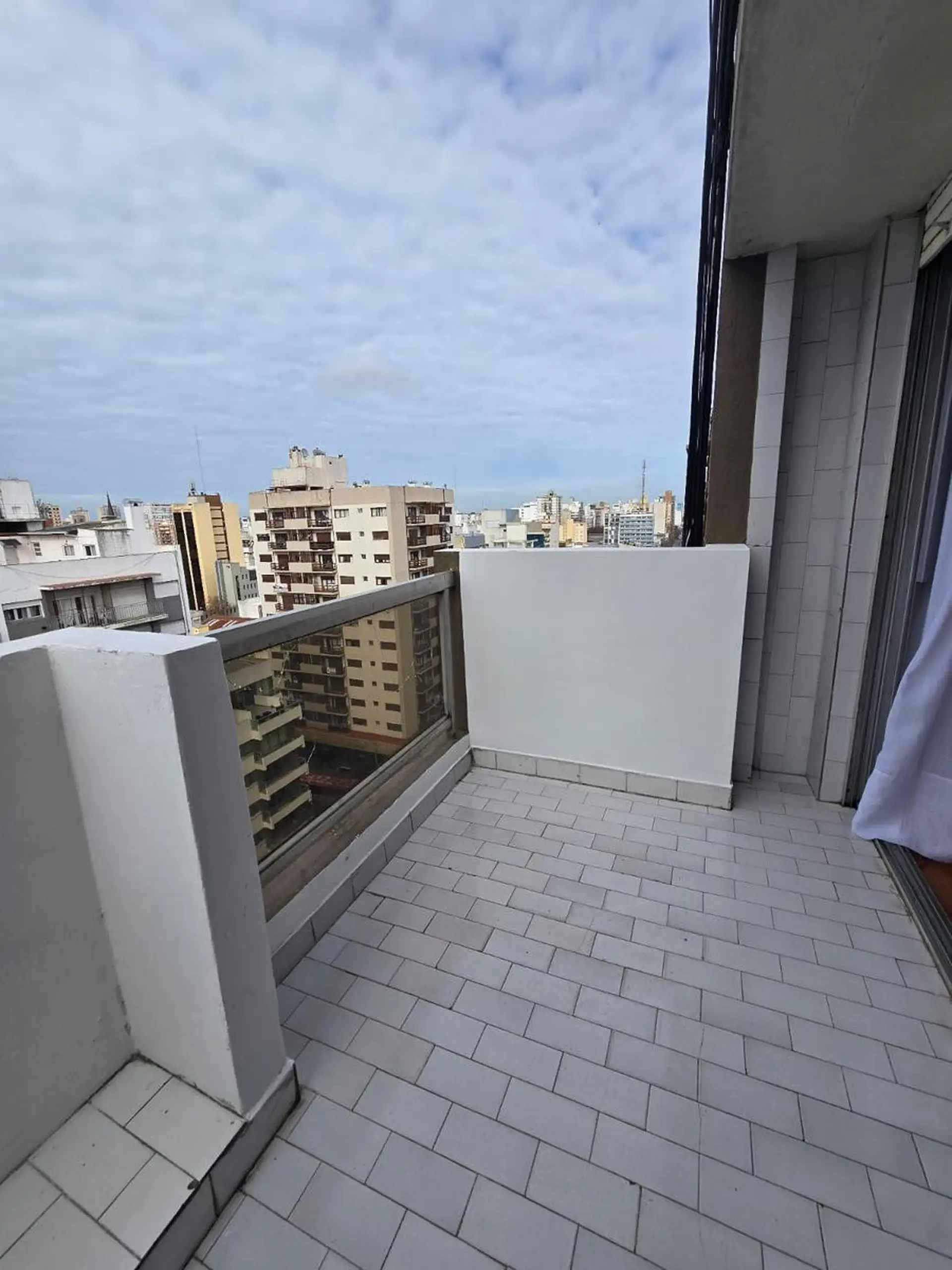 DOS AMBIENTES A LA CALLE CON BALCON Y COCHERA FIJA