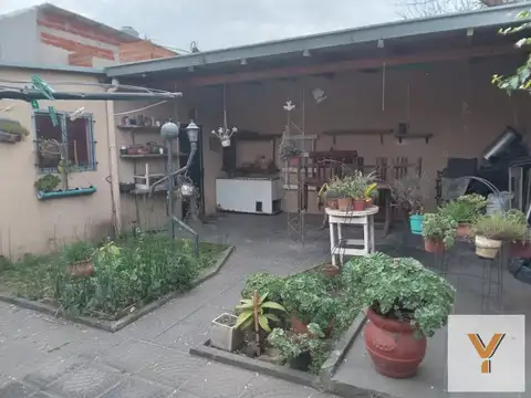 Casa en venta - 3 Dormitorios 2 Baños - 300mts2  - Almirante Brown