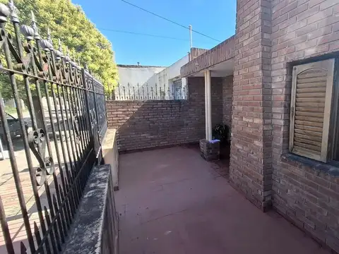 Se vende casa 2 dorm en  B° Acosta + Monoambiente