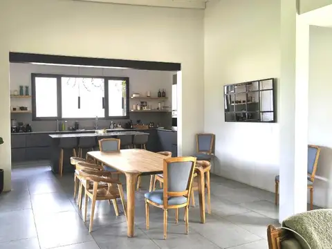 Casa en alquiler temporario sobre lote central de 2.400 m2 en Chacras del ocho, al lado de Pilará