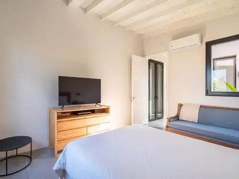 Casa en alquiler temporario sobre lote central de 2.400 m2 en Chacras del ocho, al lado de Pilará