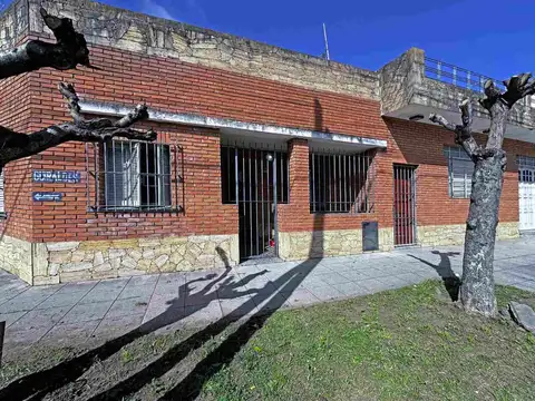 VENTA CASA 4 AMB CON PATIO Y COCHERA EN QUILMES E.