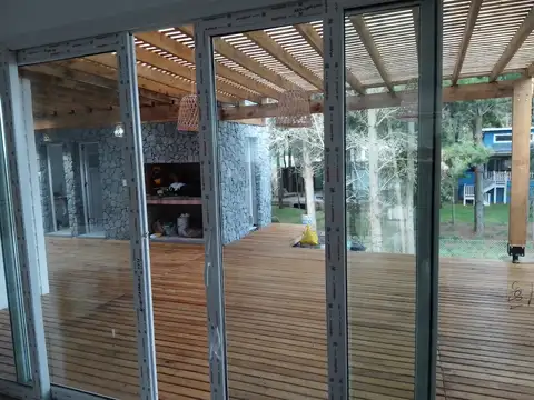 EXCELENTE EN COSTA ESMERALDA CASA DE 4 DORMITORIOS 4 BAÑOS A ESTRENAR PARA 8  PERSONAS