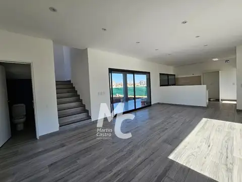 Casa 4 ambientes con 2 baños