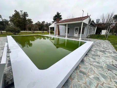 Casa con pileta lote de 2079 m2