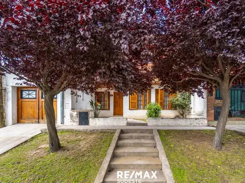 Casa 8 ambientes con 2 baños