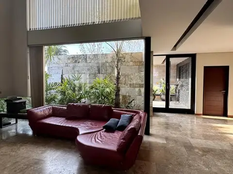 Casa en Alquiler con 5 cocheras