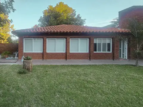 Casa con pileta, jardín y quincho en Pueblo Esther